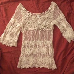 🌷Lacy off-white bell sleeved top. 100% cotton🌷